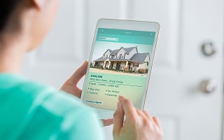 How Should Sellers Price Their Homes to Attract Buyers While Maximizing Value in Wyoming?